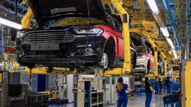 Ford: braccialetti vibranti per il distanziamento in azienda