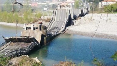 Crolla il ponte sul fiuma Magra: due furgoni coinvolti