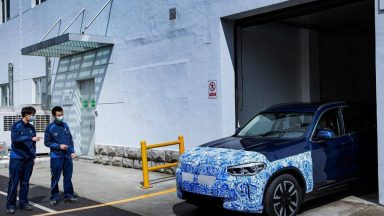 BMW iX3: ecco le prime immagini ufficiali del SUV elettrico