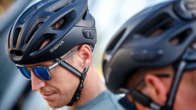 Sena R1 EVO: il casco da bici smart che si usa con la voce