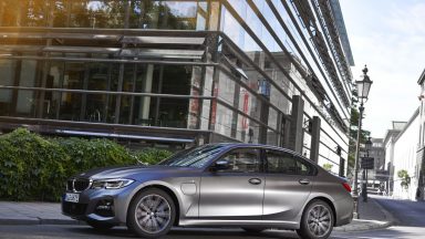 BMW: nuove versioni 320e e 530e a propulsione ibrida Plug-In