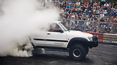 Burnout davanti all'auto della polizia e sono guai | Video