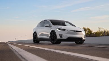 Tesla richiama 15000 Model X per un problema al servosterzo